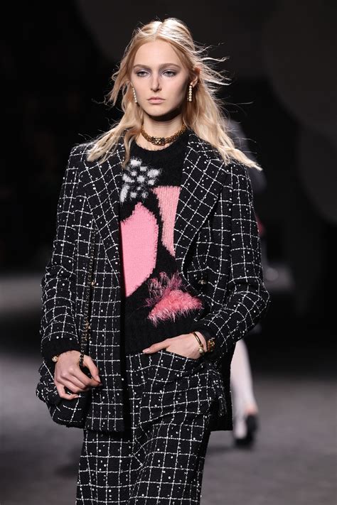 valeria modella 16 anni prada|Valeria Buldini, modella italiana, alla Milano Fashion Week.